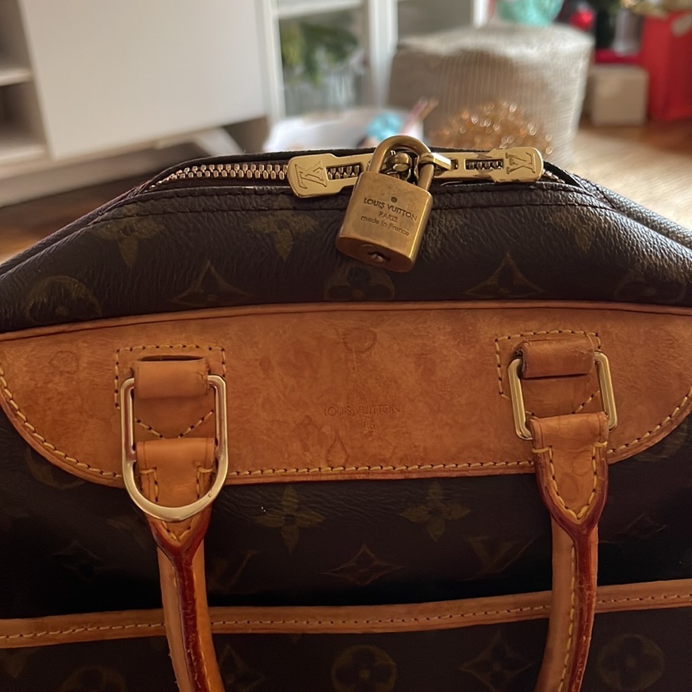 LV Authentic purse - Picture 4 of 11